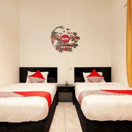 Oyo 529 Hotel Paninda Медан Екстериор снимка