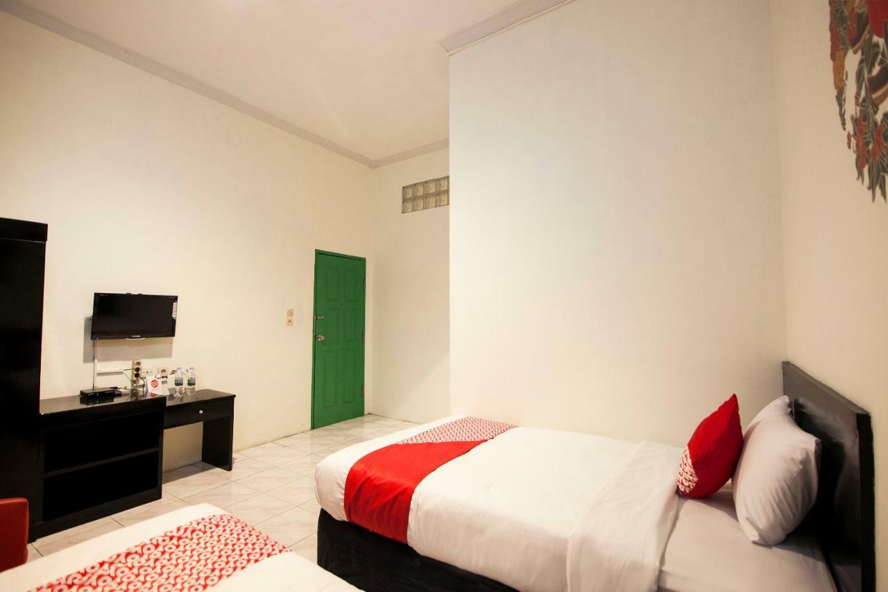 Oyo 529 Hotel Paninda Медан Екстериор снимка