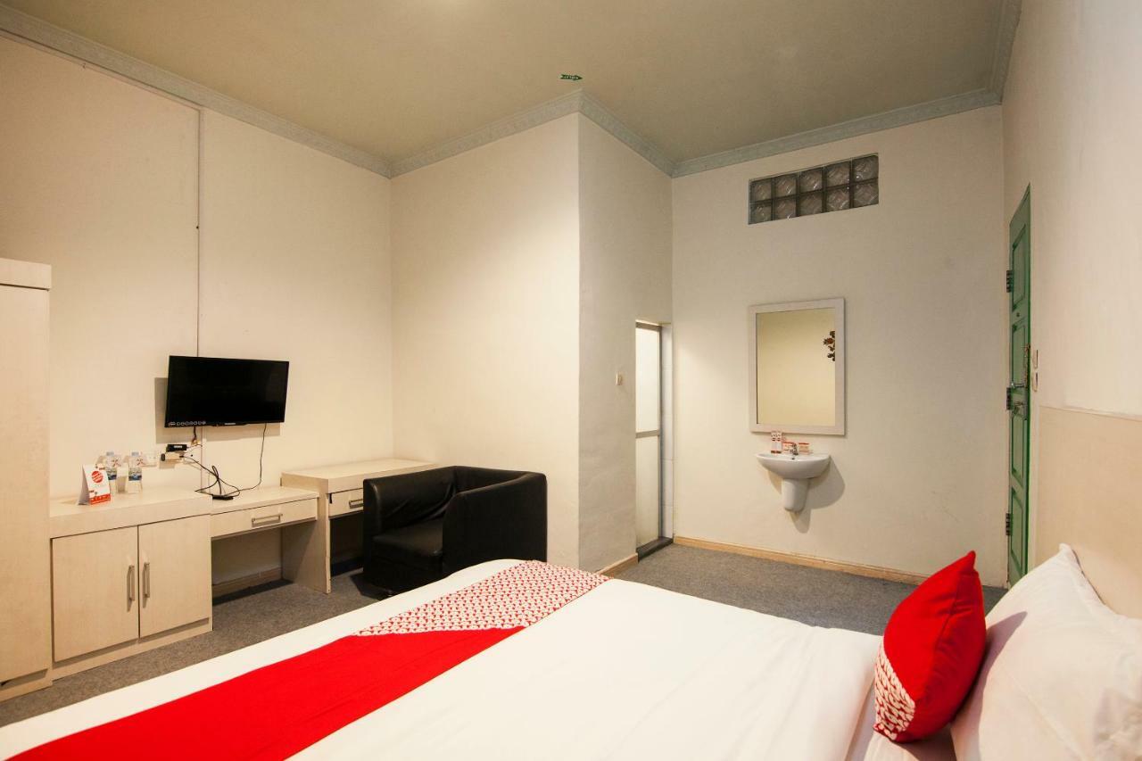Oyo 529 Hotel Paninda Медан Екстериор снимка