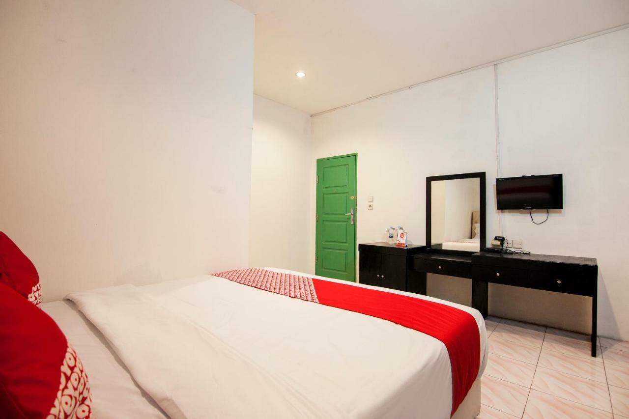 Oyo 529 Hotel Paninda Медан Екстериор снимка